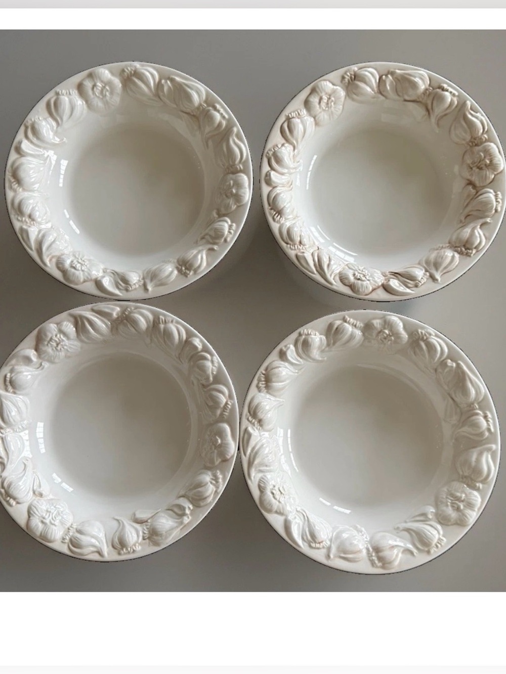 4 Pottery Barn 10' White Pasta Bowls  Embossed Garlic Bulb Rims Made In Italy 4